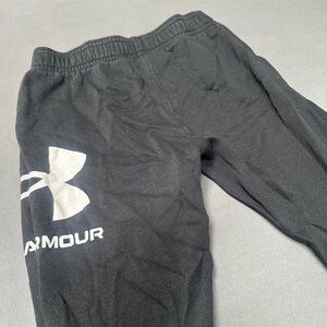Boys Under ARMOUR  Black Sweat Pants Size 6